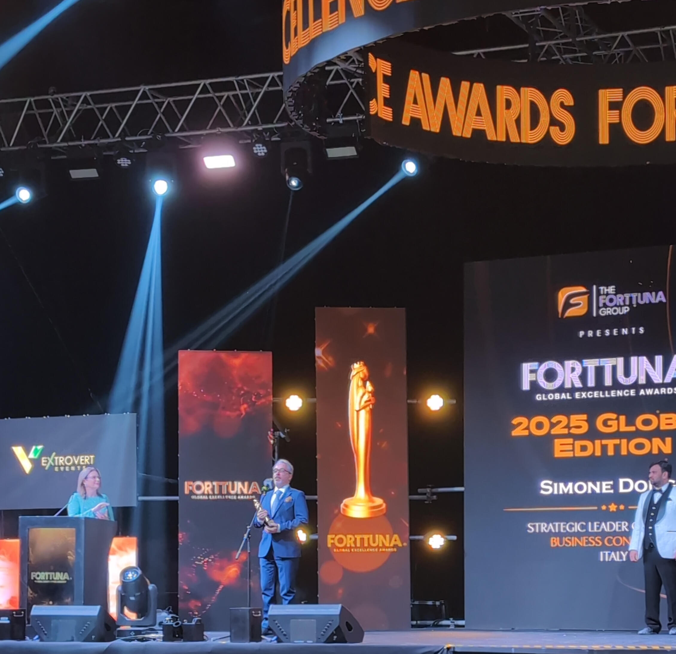 Simone Dongu riceve il premio per "Strategic Leader of the Year - Italy" a Dubai, 2025 dal Forttuna Global Excellence Awards